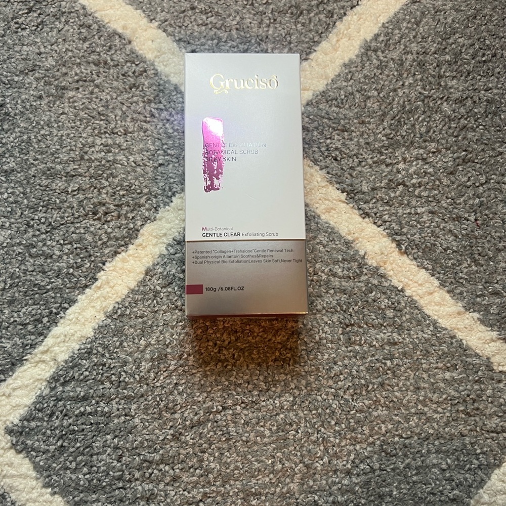 Gruciso Gentle Clear Exfoliating Scrub - White & Pink Packaging